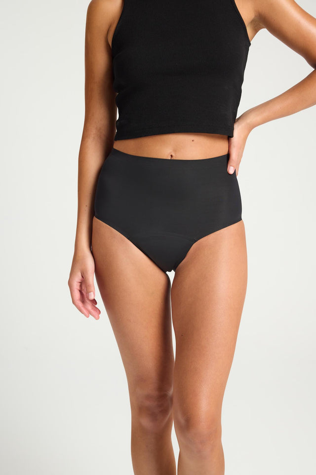 SFFBSOBLAW_MB_Seamfree_Full_Brief_SO_Black_001_Model_Angelica_8-S.jpg