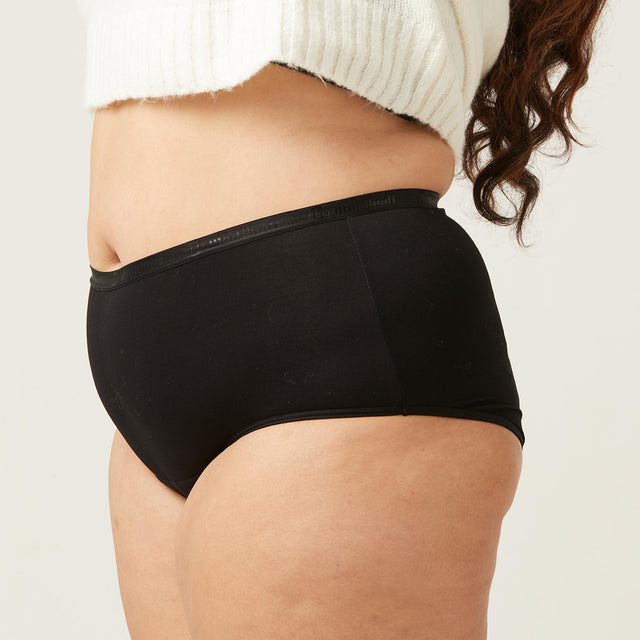 VEFBHOBLAW-MB_Vegan_FullBrief_HO_Black_4_Model_Mahalia_18.jpg